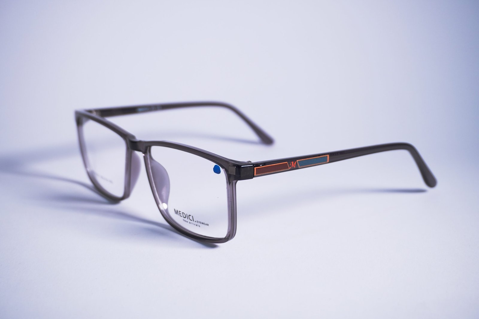 Armazón Negro Clear con Clip Solar Polarizado Incluido – 2 en 1 Funcional y Elegante